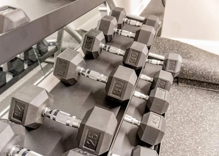 Apartment Hostwise - The Washington At Chatham - Free Parking, Private Gym, Skyline Views! *